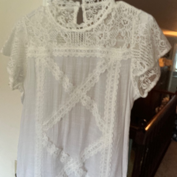 Ladies White short sleeve top. - Picture 5 of 5